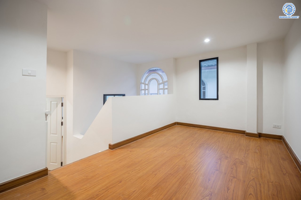 ทาวน์เฮ้าส์มือสองนนทบุรี ม.สรานนท์ ติวานนท์-ปากเกร็ด ทาวน์เฮ้าส์ 3ชั้นครึ่ง หลังมุม เนื้อที่ 26 ตร.ว. ฟังก์ชัน 4 ห้องนอน 3 ห้องน้ำ จอดรถได้ 1 คัน พร้อม Living Room กว้างขวาง บนทำเลติดถนนติวานนท์ ใกล้เซ็นทรัลแจ้งวัฒนะ รถไฟฟ้าสายสีชมพู "สถานีปากเกร็ด" และทางด่วน "ศรีรัช"...